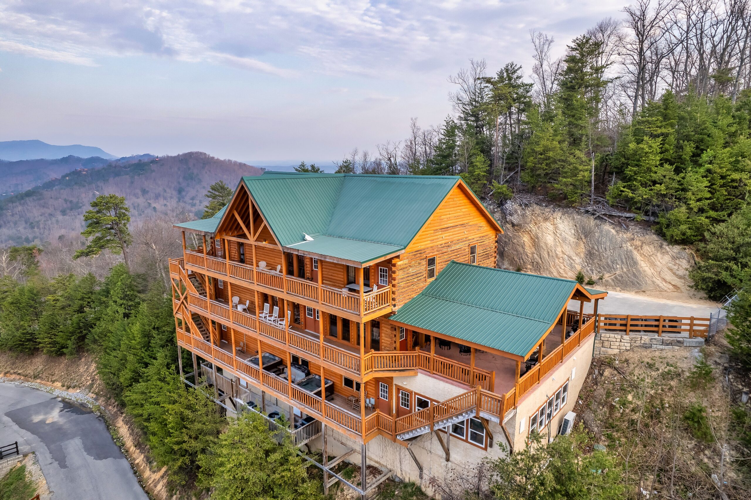 12-bedroom smoky mountain cabin, family friendly, incredible views