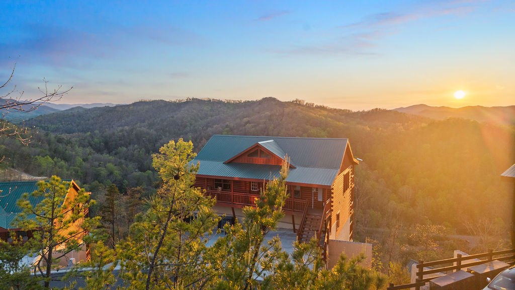 Smoky mountain cabin rental-movie theater-private indoor heated pool-arcade room